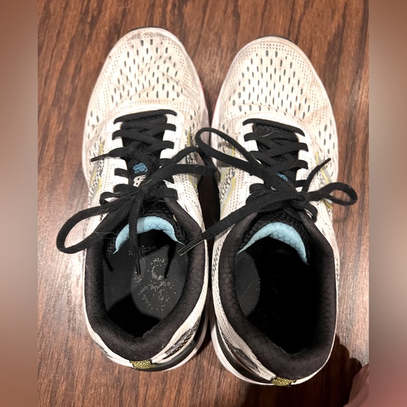 New Balance Women's 680 V6 Running Shoe - Picture 1 of 4